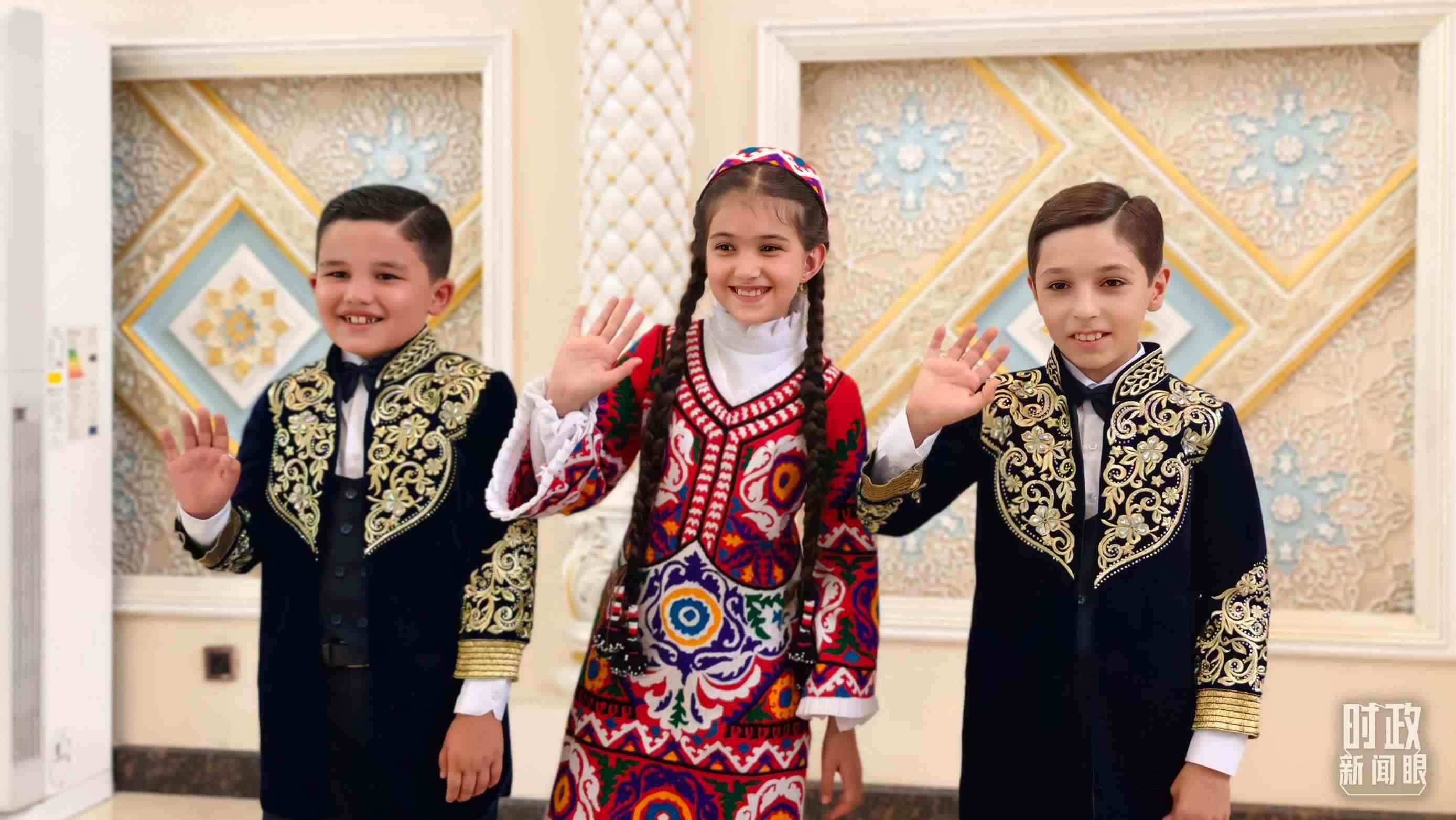 △在機(jī)場(chǎng)迎接習(xí)主席的塔吉克斯坦少年。（總臺(tái)央視記者韓銳拍攝）