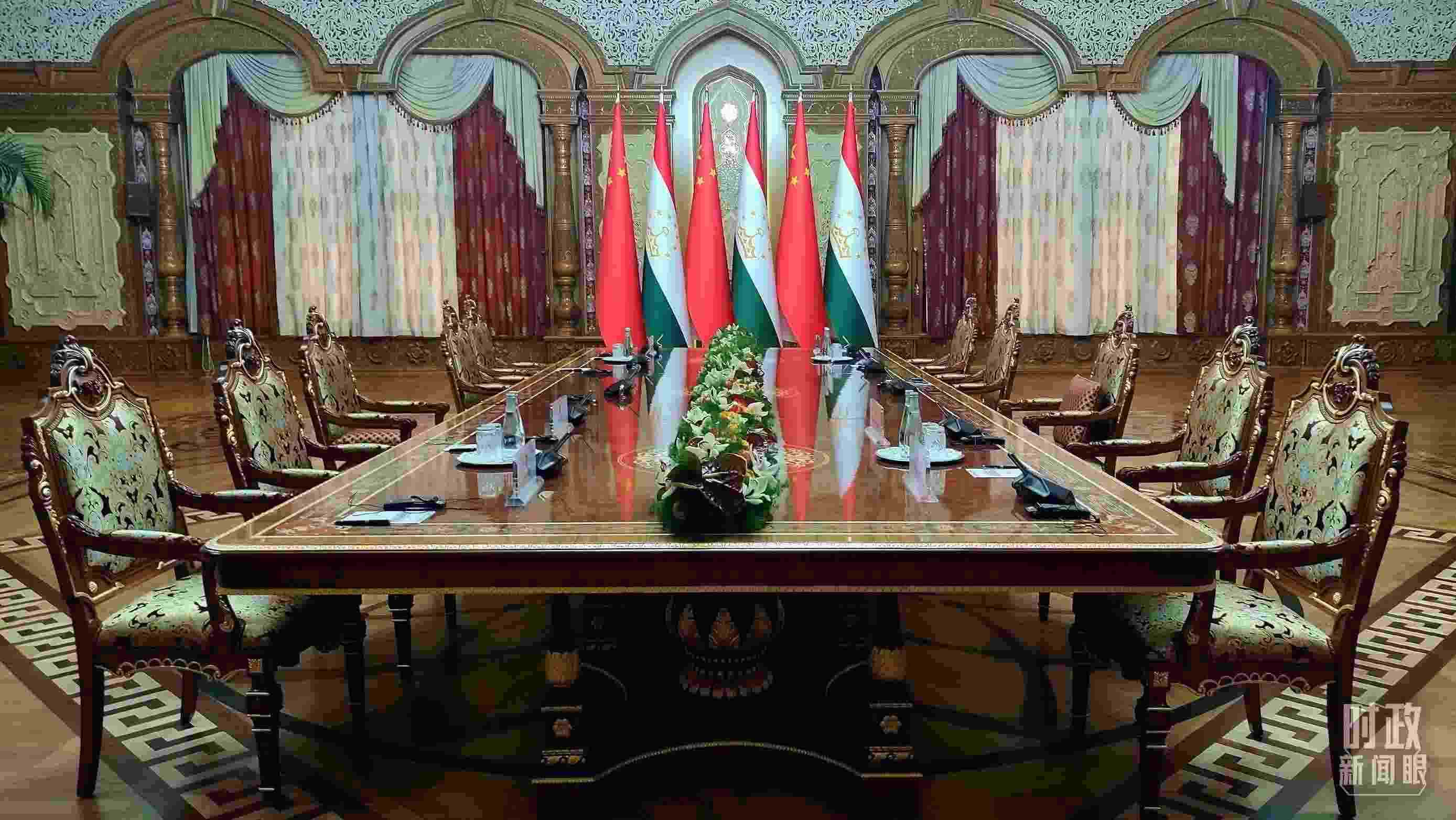 △中塔元首小范圍會(huì)談開始前。（總臺(tái)央視記者薛冠南拍攝）