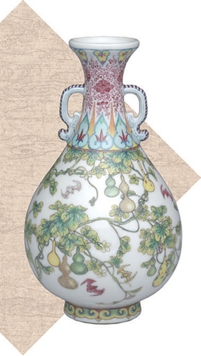 清代瓷胎畫(huà)琺瑯福壽連綿雙耳瓶。臺(tái)北故宮博物院藏