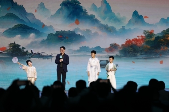 酈波與小朋友們對詩。