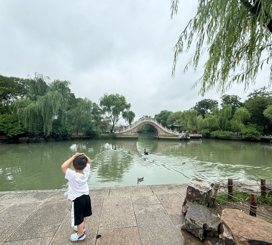 一位小朋友在二十四橋旁拍照。人民網(wǎng)記者 金慧慧攝