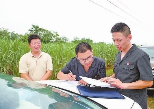 圖③：清塘后，執(zhí)行干警與某農(nóng)場(chǎng)負(fù)責(zé)人確認(rèn)魚(yú)塘交付情況。