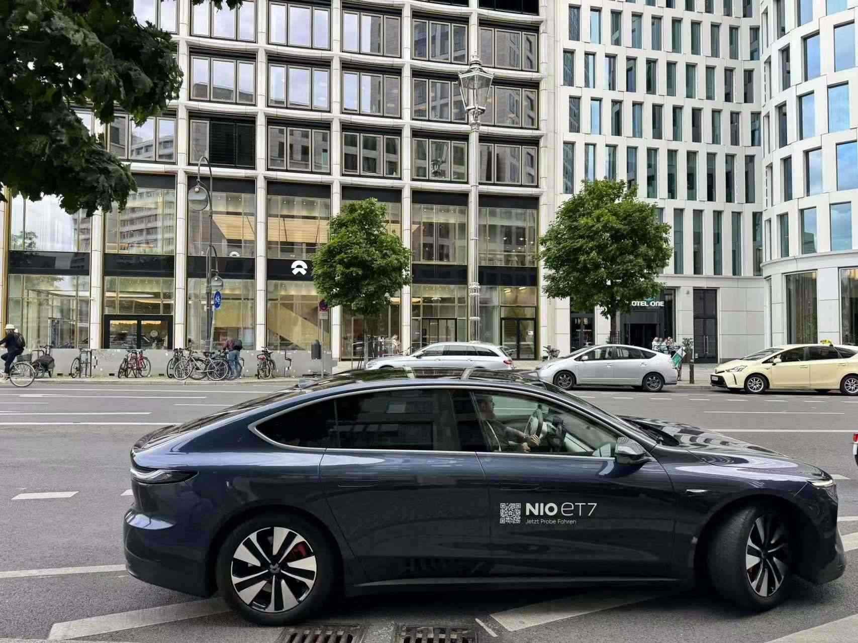 消費(fèi)者在蔚來柏林智能駕駛中心前試駕電動汽車。 人民網(wǎng)記者 李強(qiáng)攝