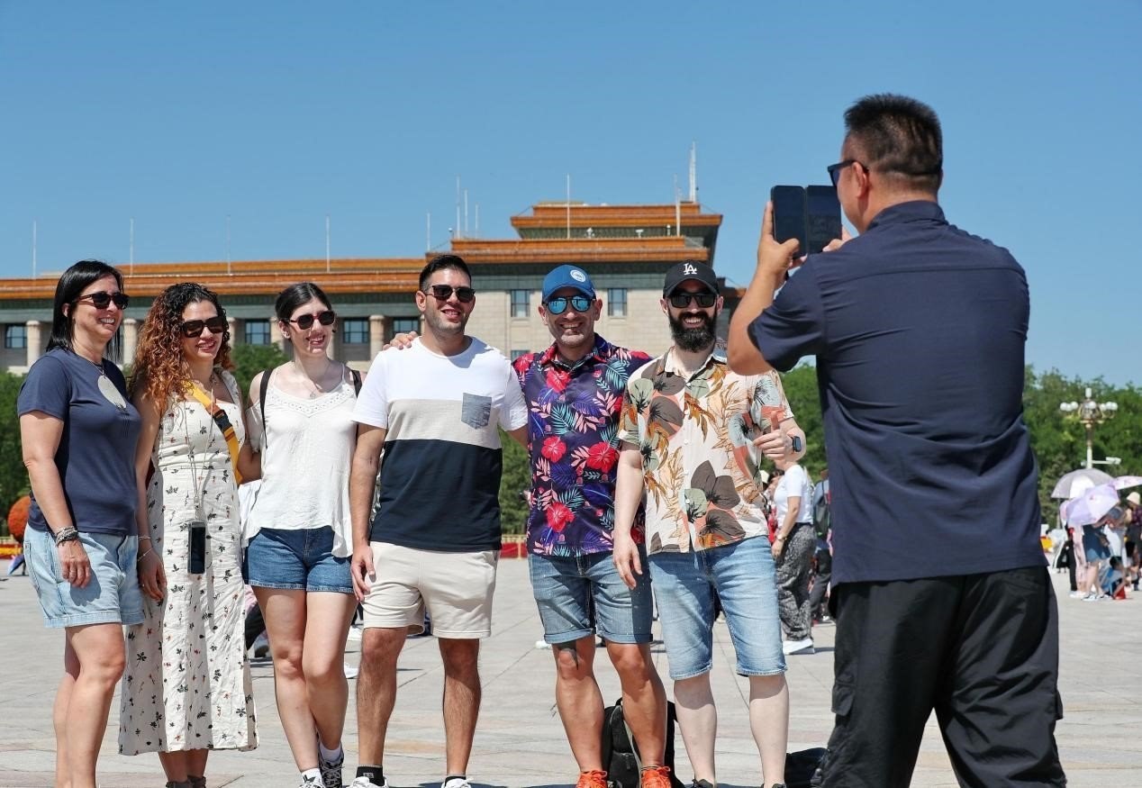 入境游持續(xù)升溫，眾多外國游客游覽天安門廣場。（圖片來源：視覺中國）