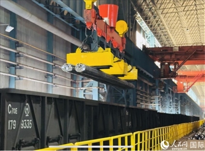 通鋼產(chǎn)品正在裝車(chē)。人民網(wǎng) 謝瑩攝