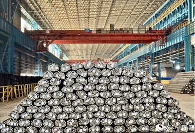 廠房?jī)?nèi)待運(yùn)輸?shù)耐ㄤ摦a(chǎn)品。人民網(wǎng) 謝瑩攝