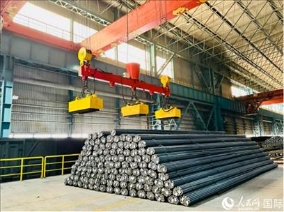 通鋼產(chǎn)品正在裝車(chē)。人民網(wǎng) 謝瑩攝