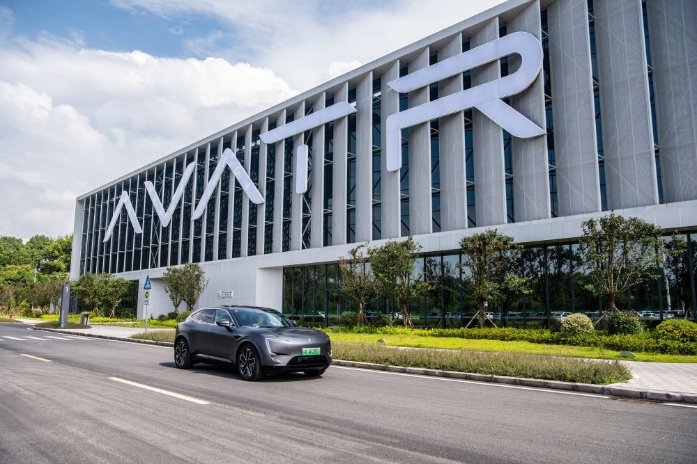 一輛新能源汽車在重慶市江北區(qū)行駛（2023年7月20日攝）。新華社記者 唐奕 攝