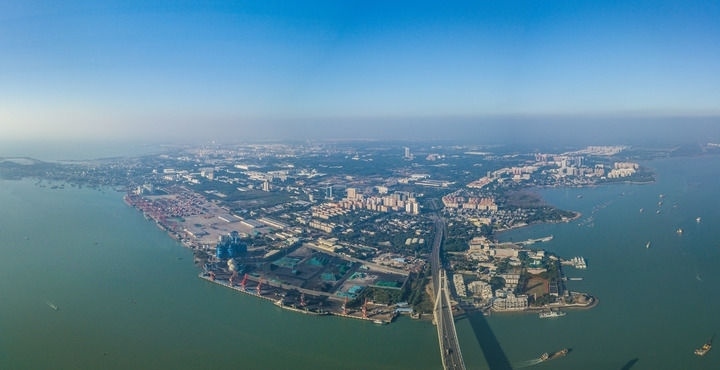 海南自貿(mào)港重點園區(qū)——洋浦經(jīng)濟(jì)開發(fā)區(qū)（2023年12月31日攝，無人機(jī)全景照片）。新華社記者 蒲曉旭 攝
