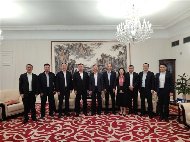 中國駐瑞典大使崔愛民(左五)會見中國中鐵股份有限公司總裁陳文健一行并合影。中國駐瑞典大使館供圖