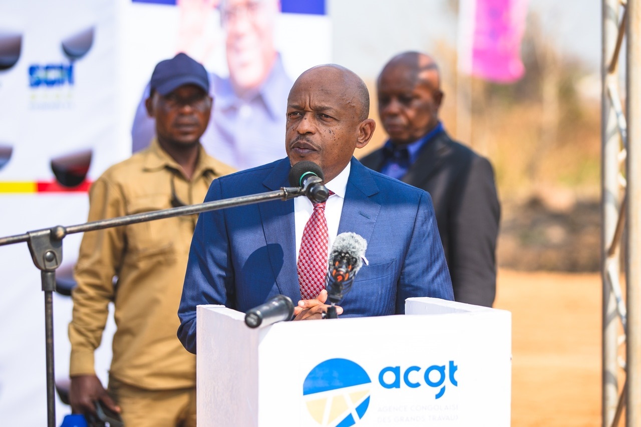 剛果（金）國(guó)務(wù)部長(zhǎng)兼基礎(chǔ)設(shè)施和公共工程部長(zhǎng)穆武尼在開工儀式上致辭。中鐵資源集團(tuán)供圖