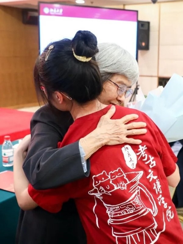 2023年，在校友向母校捐贈(zèng)儀式上，鐘芳蓉與樊錦詩(shī)擁抱。校方供圖