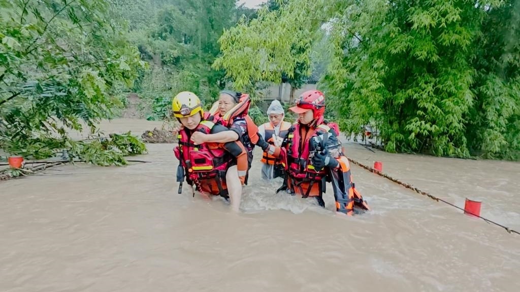 在忠縣，救援人員正在轉(zhuǎn)移受災(zāi)群眾。新華社發(fā)