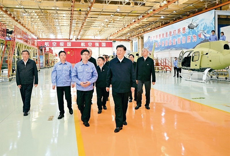 2023年10月10日至13日，中共中央總書記、國(guó)家主席、中央軍委主席習(xí)近平在江西考察。這是11日上午，習(xí)近平在景德鎮(zhèn)市昌河飛機(jī)工業(yè)（集團(tuán)）有限公司考察。 新華社記者 燕雁/攝