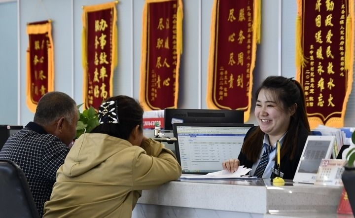 2024年3月25日，北京市大興區(qū)龐各莊鎮(zhèn)政務(wù)服務(wù)中心的工作人員耐心為群眾解答問題。大興區(qū)龐各莊鎮(zhèn)政務(wù)服務(wù)中心用“最多跑一次”的工作理念為企業(yè)和群眾提供了便利化、精準(zhǔn)化、個(gè)性化的衍生服務(wù)。新華社記者 李欣 攝