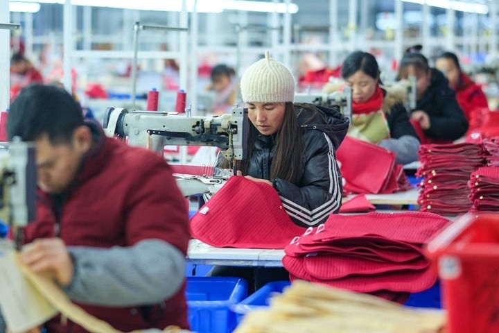 2024年1月18日，社區(qū)居民在紅安社區(qū)的鄉(xiāng)村振興就業(yè)車間工作。紅安社區(qū)是由易地搬遷安置區(qū)單獨(dú)成立的新社區(qū)，位于湖南省湘西土家族苗族自治州鳳凰縣禾庫鎮(zhèn)。新華社記者 張鋮 攝