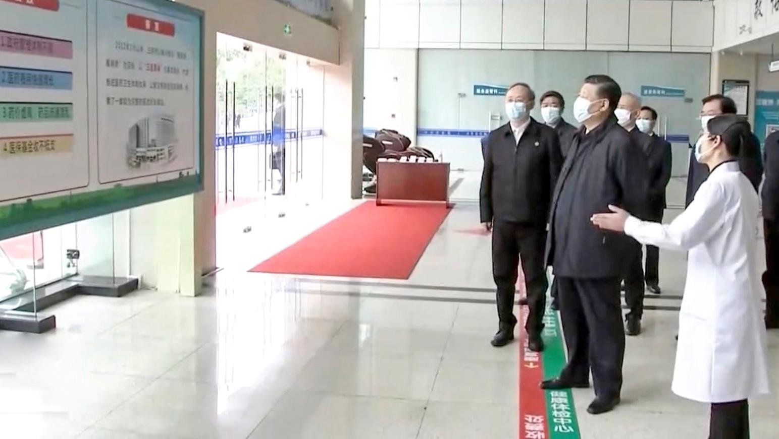 △2021年3月23日，習(xí)近平總書(shū)記在福建三明沙縣總醫(yī)院住院樓一層大廳，聽(tīng)取醫(yī)改情況介紹。