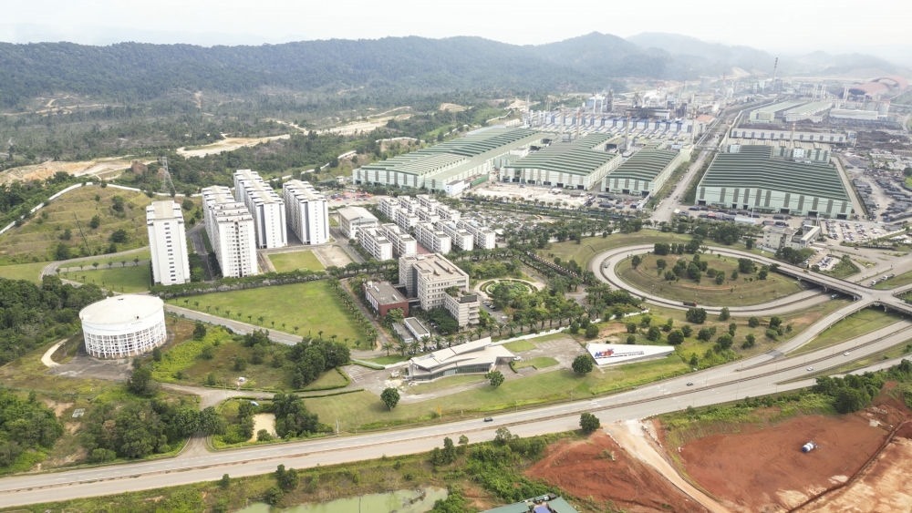 這是2024年6月13日在馬來西亞彭亨州拍攝的馬中關(guān)丹產(chǎn)業(yè)園（無人機(jī)照片）。新華社記者 程一恒 攝