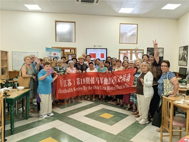 醫(yī)療隊(duì)隊(duì)員與養(yǎng)老中心參加活動(dòng)的老人合影。中國(guó)（江蘇）第19期援馬耳他醫(yī)療隊(duì)供圖