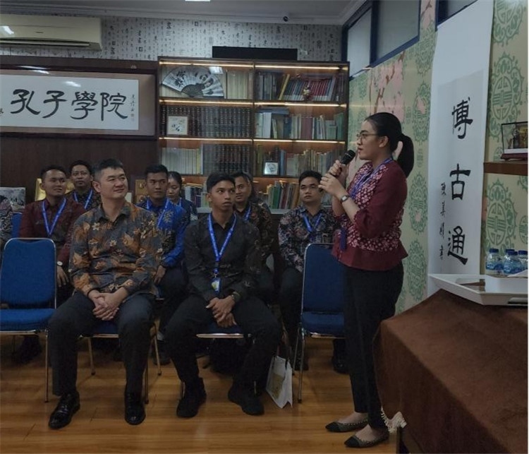 警察學(xué)員用漢語(yǔ)進(jìn)行自我介紹 。活動(dòng)主辦方供圖