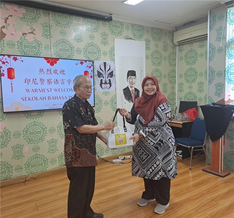 拉哈尤·蘇珊蒂與穆尼交換禮品?；顒?dòng)主辦方供圖