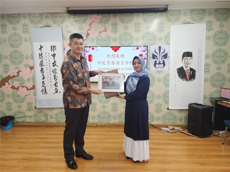 警察語(yǔ)言學(xué)院老師與王大昕交換禮品?；顒?dòng)主辦方供圖