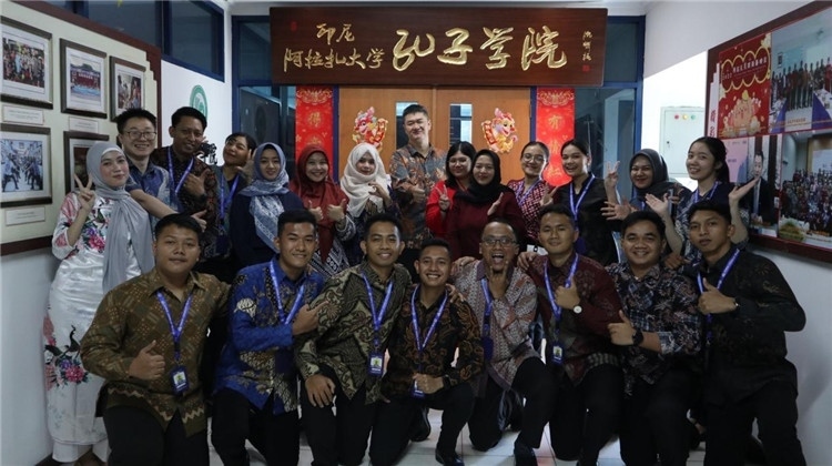 警察 學(xué)員們?cè)诳自洪T口合影?；顒?dòng)主辦方供圖