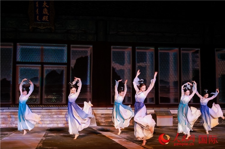 “光影北京——2024世界燈光師大會(huì)”開幕式當(dāng)晚的燈光秀表演。人民網(wǎng)記者 趙益普攝