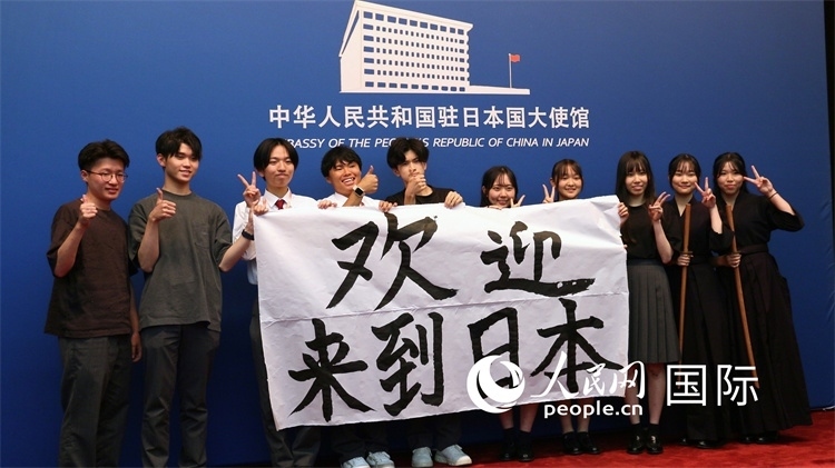 日本小大使現(xiàn)場書寫“歡迎來到日本”。人民網(wǎng) 許可攝