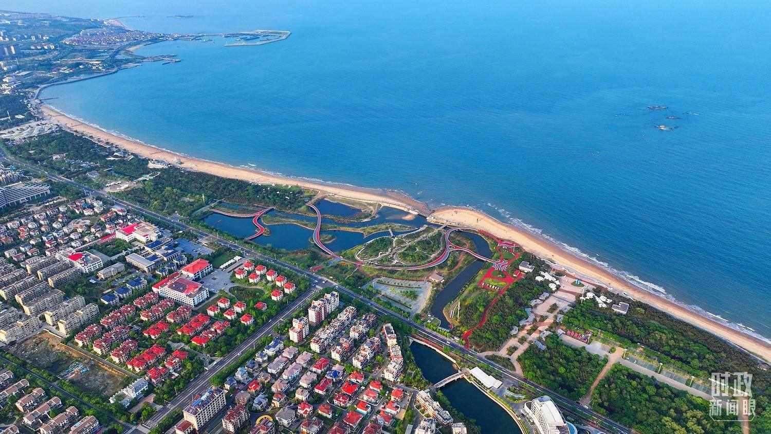 △日照市陽光海岸綠道。近年來，日照市對沿海裸露場地及岸線破損處進(jìn)行生態(tài)修復(fù)，建成約28公里的陽光海岸綠道，為市民和游客提供了運(yùn)動休閑好去處。（總臺央視記者范凱拍攝）