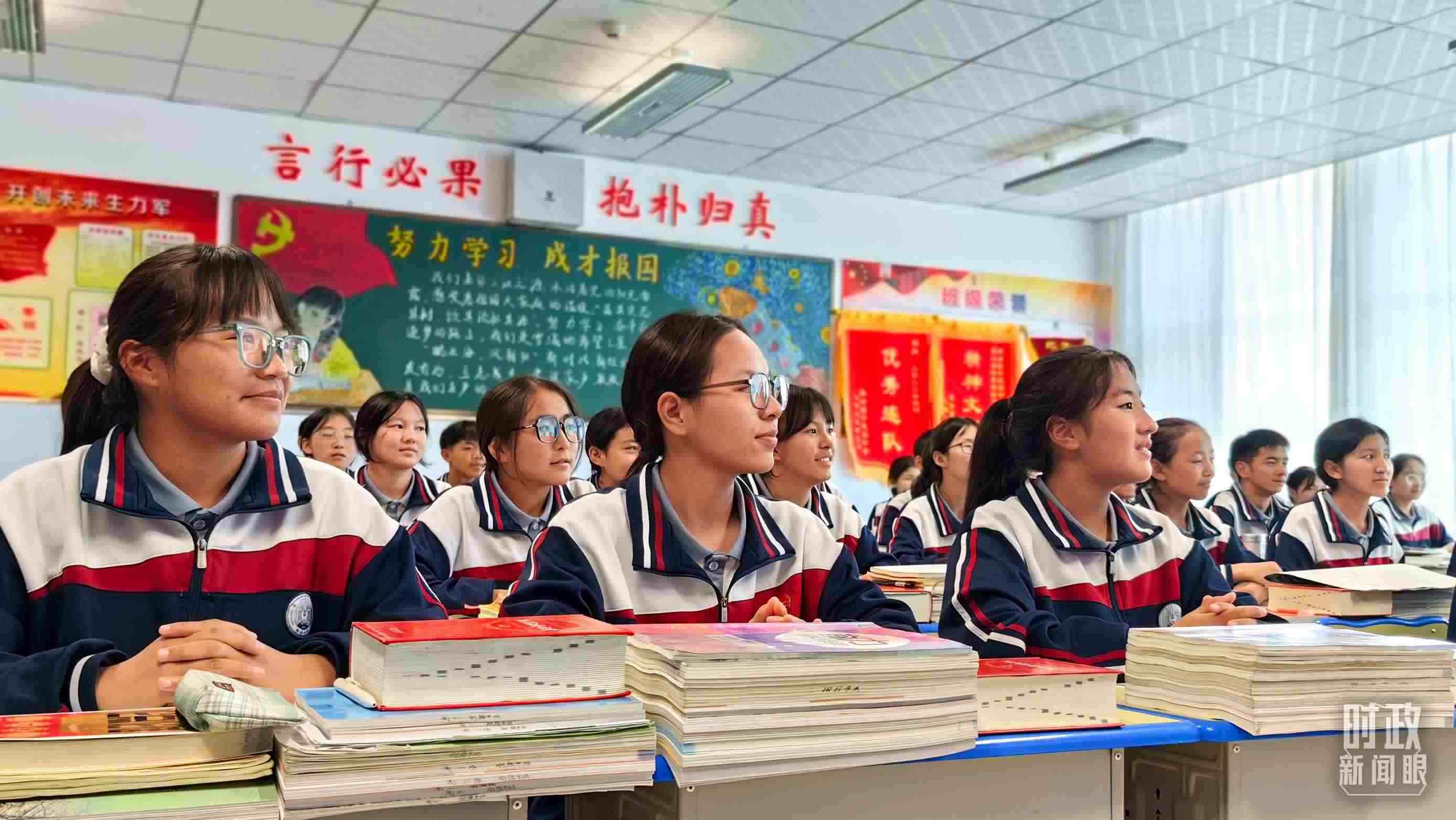 △果洛西寧民族中學(xué)高一（1）班的“新時代、新家鄉(xiāng)”主題思政課。（總臺央視記者段德文拍攝）
