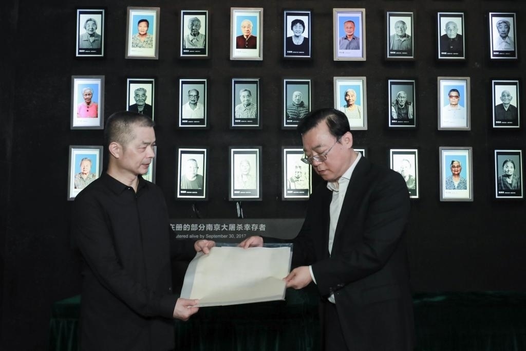 南京大屠殺幸存者高如琴的兒子向軍向侵華日軍南京大屠殺遇難同胞紀念館捐贈高如琴老人相關物品。（侵華日軍南京大屠殺遇難同胞紀念館供圖）