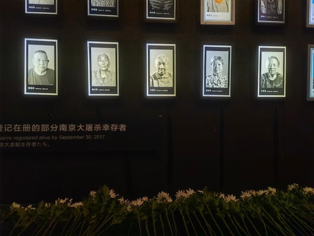 7月18日，侵華日軍南京大屠殺遇難同胞紀念館內舉行“熄燈”悼念儀式，為今年離世的5位幸存者老人送行。新華社記者邱冰清 攝
