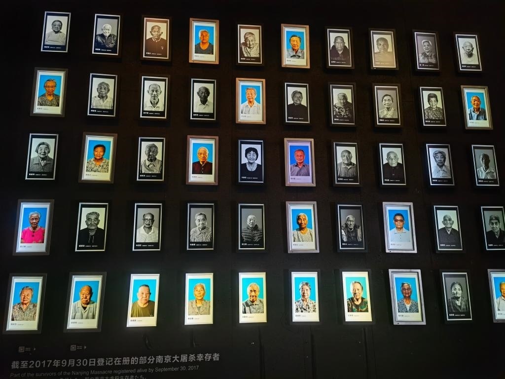 侵華日軍南京大屠殺遇難同胞紀念館內的幸存者照片墻局部。新華社記者邱冰清 攝