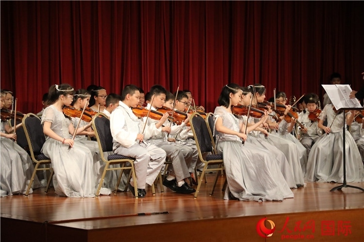 北京市學生金帆藝術(shù)團的學生們演奏音樂。人民網(wǎng)記者 李志偉攝