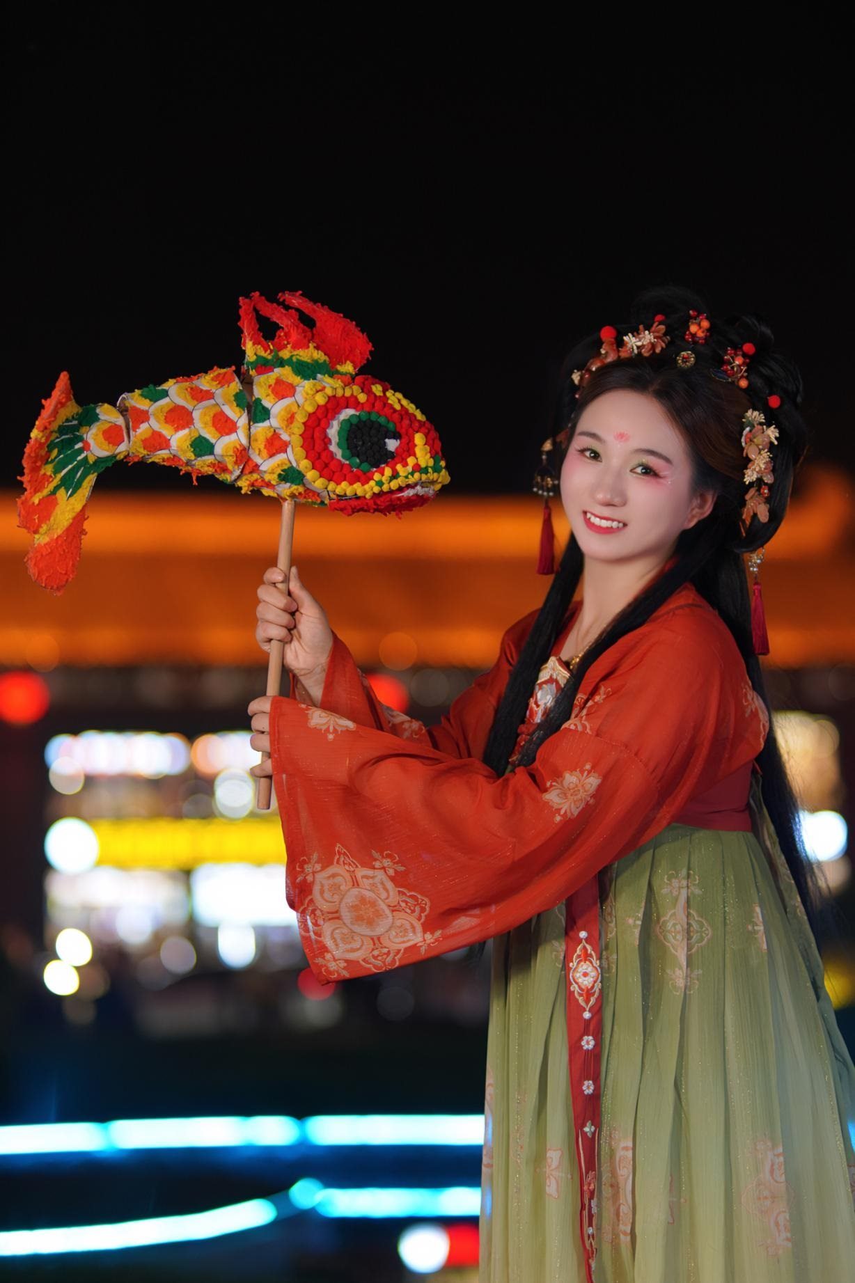 游客身穿漢服漫步在西安大唐不夜城。受訪者供圖