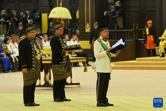  7月20日，馬來西亞總理安瓦爾（右）在吉隆坡出席最高元首登基儀式。新華社發(fā)（馬來西亞新聞局供圖）