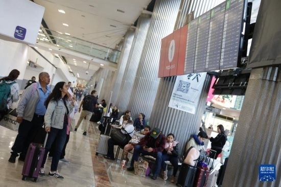 7月19日，在墨西哥首都墨西哥城的貝尼托·華雷斯國(guó)際機(jī)場(chǎng)，許多航班被延誤或取消，大量旅客在機(jī)場(chǎng)等待。新華社發(fā)（弗朗西斯科·卡涅多攝）