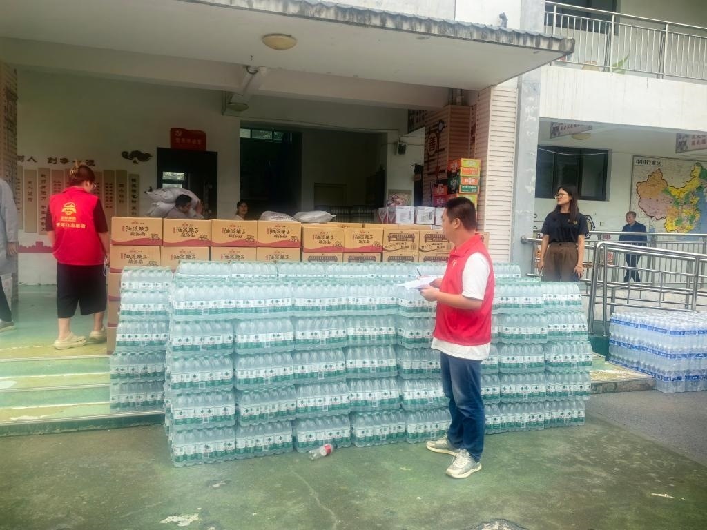 圖為愛心人士向鳳縣河口鎮(zhèn)中心小學捐贈的物資。新華社記者 劉彤 攝