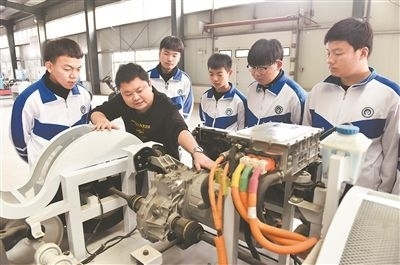 河北省威縣職業(yè)技術(shù)教育中心老師正在為學(xué)生講解電動(dòng)汽車數(shù)字技術(shù)。新華社記者 朱旭東攝