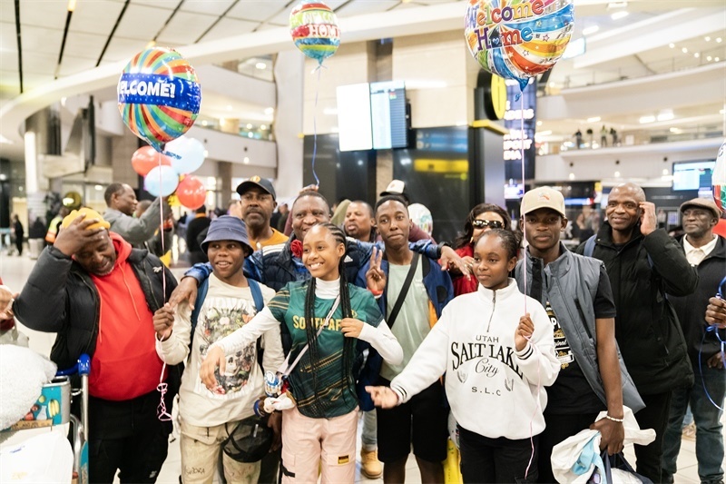 家長(zhǎng)們熱情歡迎從中國(guó)歸來的學(xué)生。希拉茲·莫林?jǐn)z