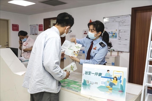 志愿者為葉先生介紹新生兒相關(guān)服務(wù)。云浮市稅務(wù)局供圖