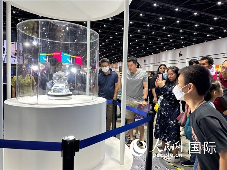 觀眾參觀中國(guó)“嫦娥五號(hào)”探測(cè)器從月球帶回的珍貴樣品。人民網(wǎng)記者簡(jiǎn)承淵攝