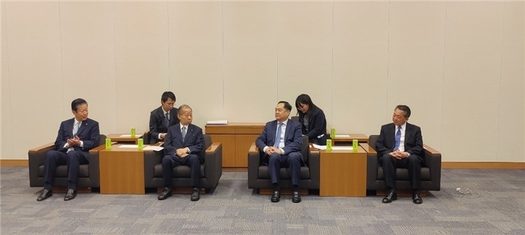 4月11日，楊萬明會長在東京會見日中友好議員聯(lián)盟會長二階俊博（左二）。中國人民對外友好協(xié)會供圖