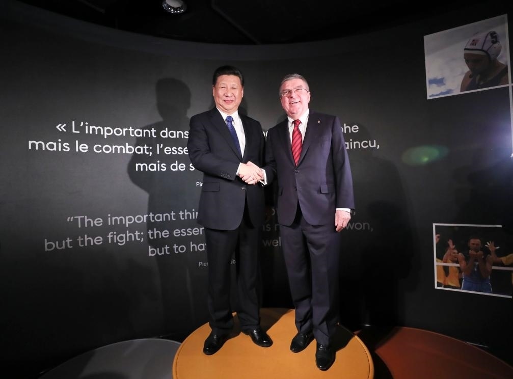 2017年1月18日，國家主席習(xí)近平在瑞士洛桑國際奧林匹克博物館會見國際奧林匹克委員會主席巴赫。這是習(xí)近平和巴赫在奧運(yùn)冠軍領(lǐng)獎臺上合影。新華社記者 蘭紅光 攝