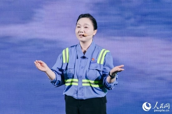 黃英紅講述在互聯(lián)網(wǎng)“種地”的故事。人民網(wǎng)攝