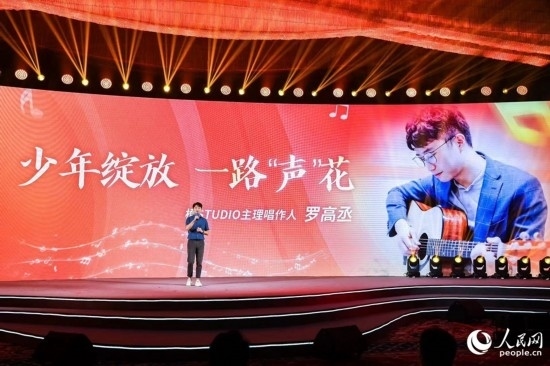 羅高丞在臺(tái)上分享自己的創(chuàng)作心路。人民網(wǎng)攝