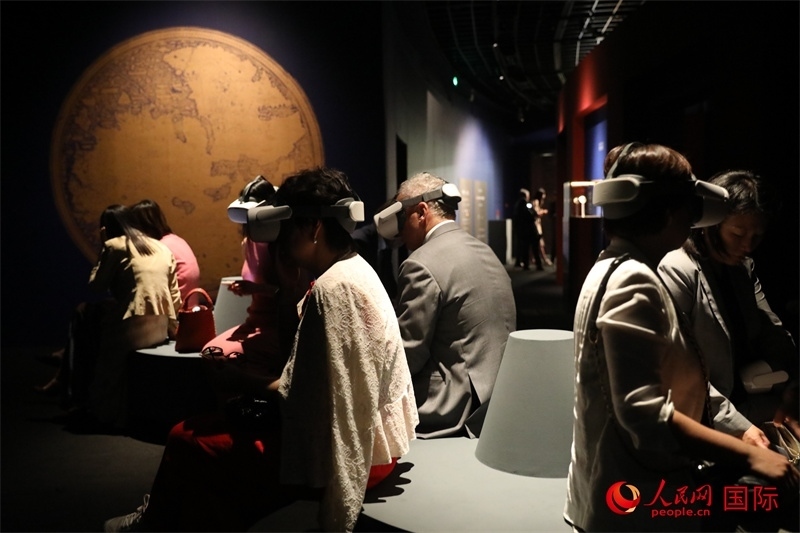 嘉賓在展覽“傳奇之旅：馬可·波羅與絲綢之路上的世界”VR體驗區(qū)參觀。人民網(wǎng) 殷韜攝