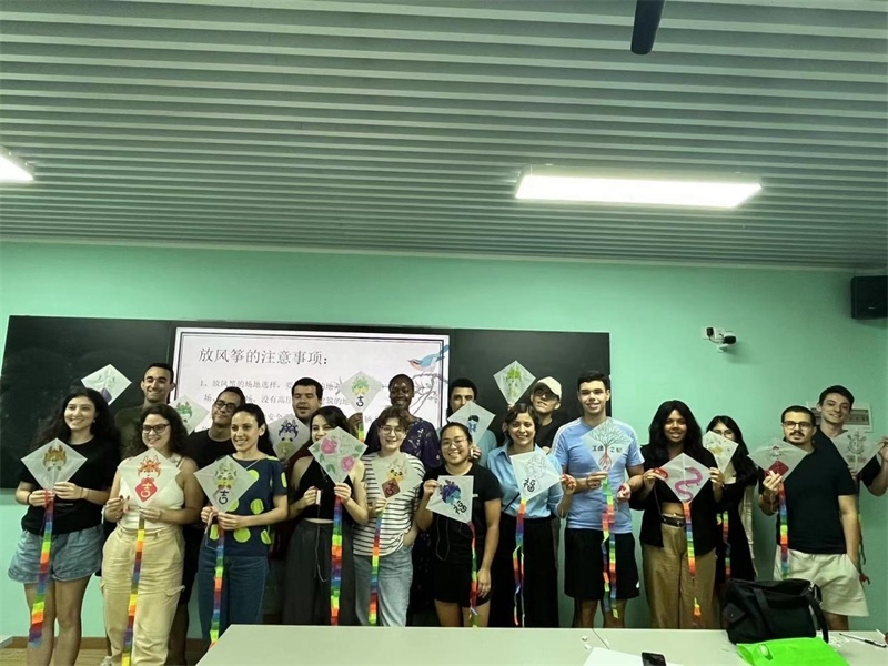 在中國和巴西共迎兩國建交50周年之際，巴西圣保羅州立大學(xué)孔子學(xué)院今年7月成功組織多批、近40名巴西青少年來華進(jìn)行短期訪問交流，圖為訪問團(tuán)成員參加文化體驗活動。 巴西圣保羅州立大學(xué)孔子學(xué)院供圖