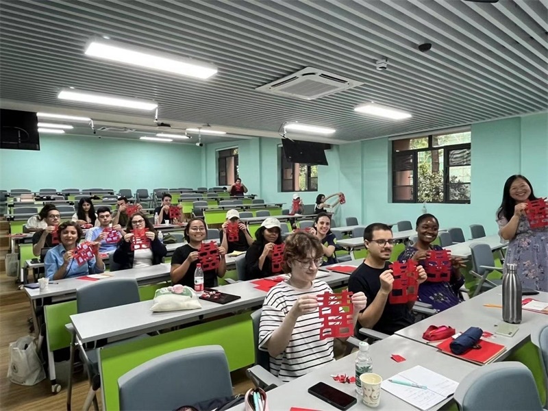 在中國和巴西共迎兩國建交50周年之際，巴西圣保羅州立大學(xué)孔子學(xué)院今年7月成功組織多批、近40名巴西青少年來華進(jìn)行短期訪問交流，圖為訪問團(tuán)成員參加文化體驗活動。 巴西圣保羅州立大學(xué)孔子學(xué)院供圖